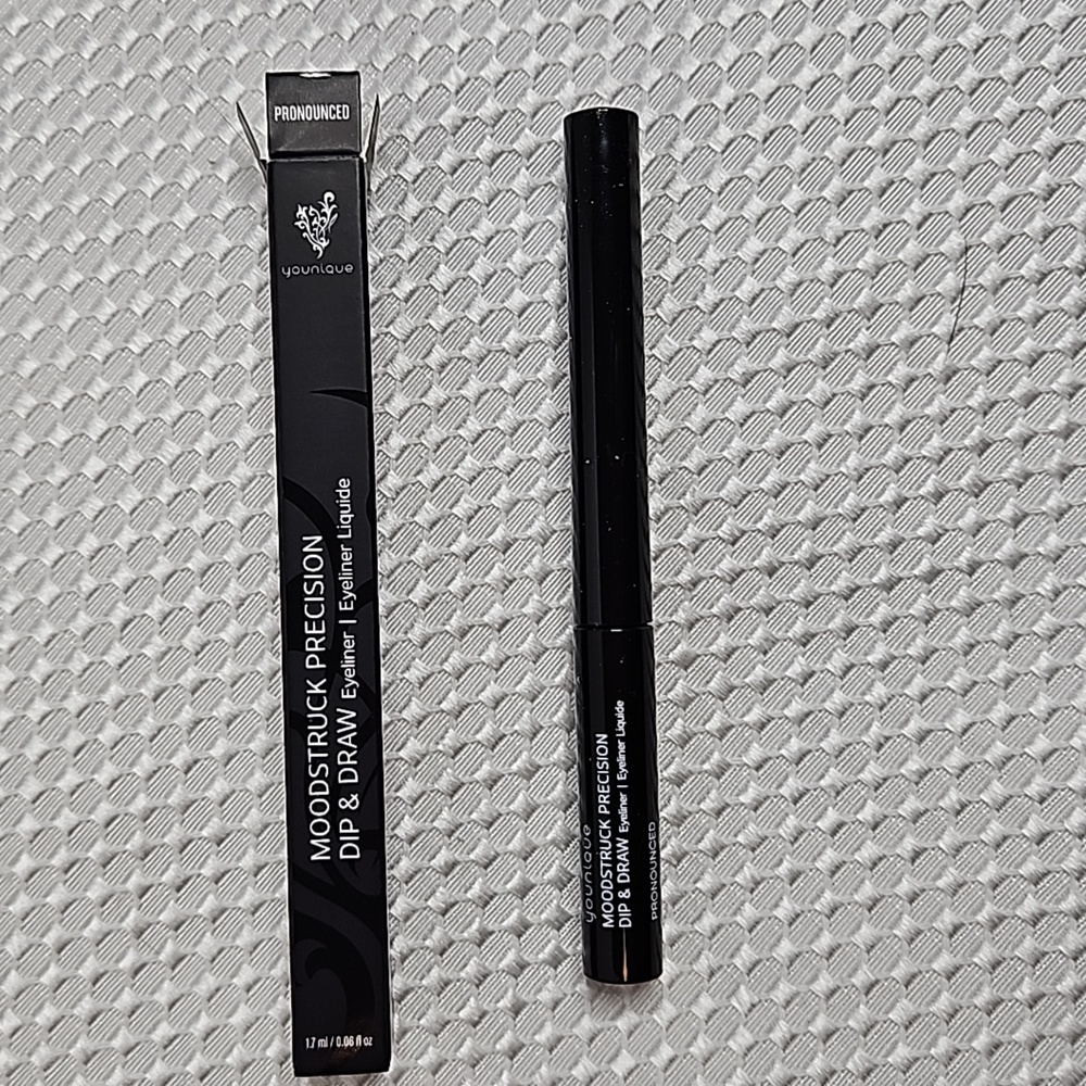 MOODSTRUCK DIP AND DRAW EYELINER IN PRONOUNCED NIB-PURPLE SHADE